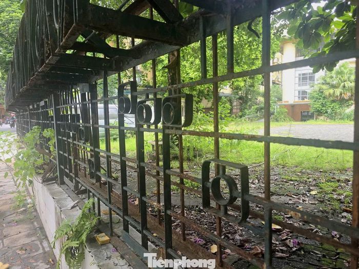 Tường rào xung quanh Cung văn hóa gỉ sét, không được tu sửa