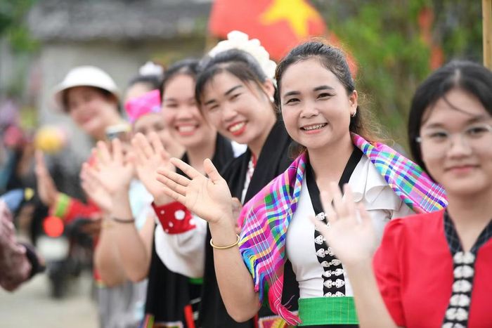 Các cô gái được bà con chào đón, trò chuyện. Họ có thêm dịp tìm hiểu về đời sống bản địa. Với nhiều thí sinh, đây là dịp để cảm nhận nhịp sống của bản làng vùng cao.