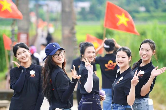Các người đẹp ấn tượng với cảnh sắc núi rừng, những bản làng nằm giữa thung lũng và cánh đồng xanh ngát trải dài.