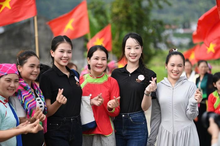 Người dân nồng nhiệt ghi lại khoảnh khắc gặp gỡ các cô gái Hoa hậu Việt Nam.