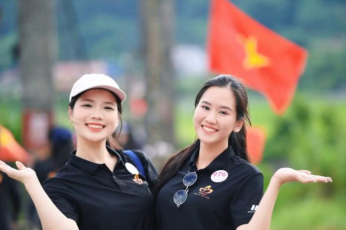 Nụ cười rạng rỡ của thí sinh Phạm Lê Ái Linh (SBD 826) và Trương Văn Tú Tâm (SBD 976) khi đặt chân tới cánh đồng Bình Lư.