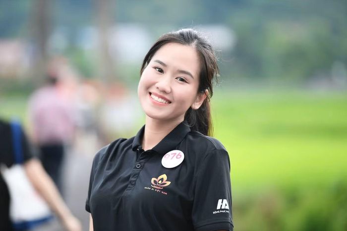 "Núi đồi, ruộng lúa và bản làng tạo thành khung cảnh bình yên. Em nghĩ đây là một trong những trải nghiệm đáng nhớ nhất trong hành trình Hoa hậu Việt Nam”, thí sinh Trương Văn Tú Tâm chia sẻ.