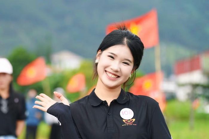 Không gian bình yên, những ngôi nhà nép dưới chân núi cùng sự thân thiện của người dân địa phương mang đến cho các thí sinh trải nghiệm gần gũi. Là một trong những cô gái ít tuổi nhất cuộc thi, Vũ Lâm Bảo Chi (SBD 108) thích thú khi được ghé thăm nhiều danh thắng nổi tiếng của Lai Châu.
