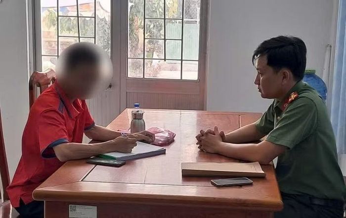 Công an làm việc và triển khai quyết định đối với L.V.T.