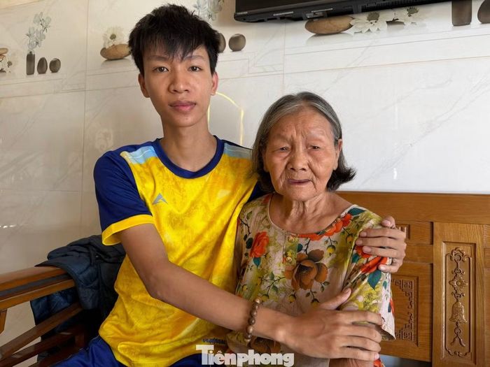 Lê Viết Hồng Anh và bà nội 76 tuổi xúc động khi nhận được nhiều sẻ chia, hỗ trợ khi gia đình gặp biến cố.