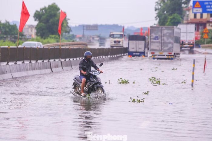 "Cứ mưa lũ là đoạn đường này bị ngập sâu gây khó khăn cho việc đi lại. Nhiều người phải chạy vòng qua đoạn đường khác để tránh điểm ngập", ông Nghĩa (trú xã Hoạt Giang) cho hay.