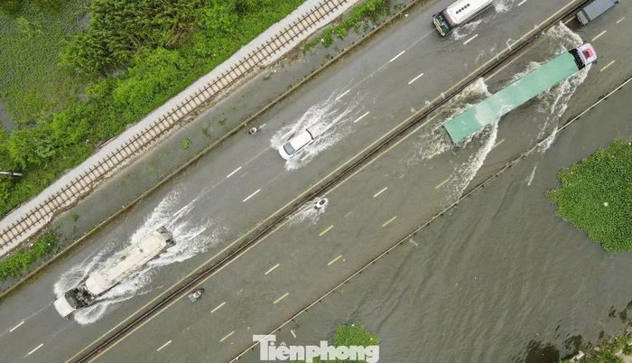 Theo ghi nhận, ít nhất 2 vị trí qua xã Hoạt Giang với chiều dài hơn 500m quốc lộ 1A bị ngập cả hai chiều lưu thông. Do mực nước tại các điểm ngập sâu khoảng 40-60cm, khiến phương tiện khi qua khu vực này đều phải giảm tốc độ, di chuyển chậm để bảo đảm an toàn.