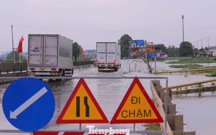  Trước tình trạng ngập úng﻿, lực lượng chức năng tỉnh Thanh Hóa đã đặt biển cảnh báo nguy hiểm, phân làn, điều tiết giao thông và hỗ trợ người dân. Người tham gia giao thông được khuyến cáo chủ động giảm tốc độ, tuân thủ hướng dẫn của lực lượng chức năng khi đi qua khu vực ngập nước. 