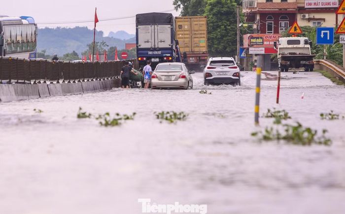 Đến trưa cùng ngày, nước tại khu vực này vẫn chưa rút, khiến việc lưu thông trên Quốc lộ 1A qua xã Hoạt Giang gặp nhiều khó khăn. Các phương tiện cố vượt qua điểm ngập đã bị chết máy.