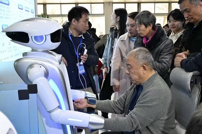 Người cao tuổi trải nghiệm quy trình sàng lọc sức khỏe bằng AI trong khuôn khổ Triển lãm Robot Quốc tế ở Bắc Kinh ngày 18/3/2026. Ảnh: ADEK BERRY/AFP