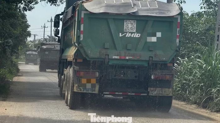 Xe tải chở cát lưu thông trên tuyến đường Nam Phước - Xuân Phổ ra cầu Phước Lộc (xã Trà Giang, tỉnh Quảng Ngãi).