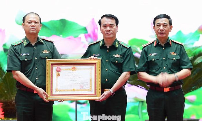 Đại tướng Phan Văn Giang trao Huân chương Lao động hạng Nhất của Chủ tịch nước tặng Bộ Tư lệnh Bộ đội Biên phòng. (Ảnh: Xuân Tùng)
