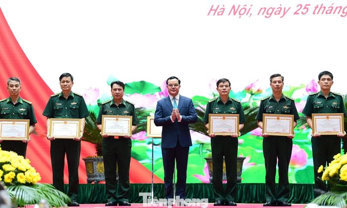 Ông Nguyễn Đình Khang - Bộ trưởng Bộ Dân tộc và Tôn giáo trao khen thưởng tặng các tập thể, cá nhân. (Ảnh: Xuân Tùng)