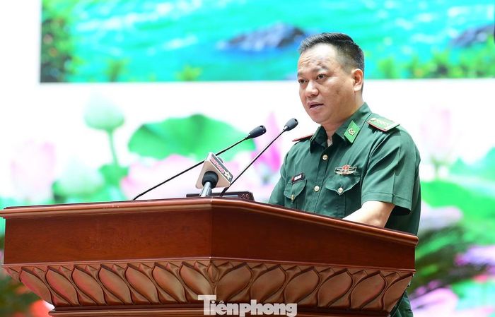 Đại tá Trương Minh Đức báo cáo tại hội nghị. (Ảnh: Xuân Tùng)