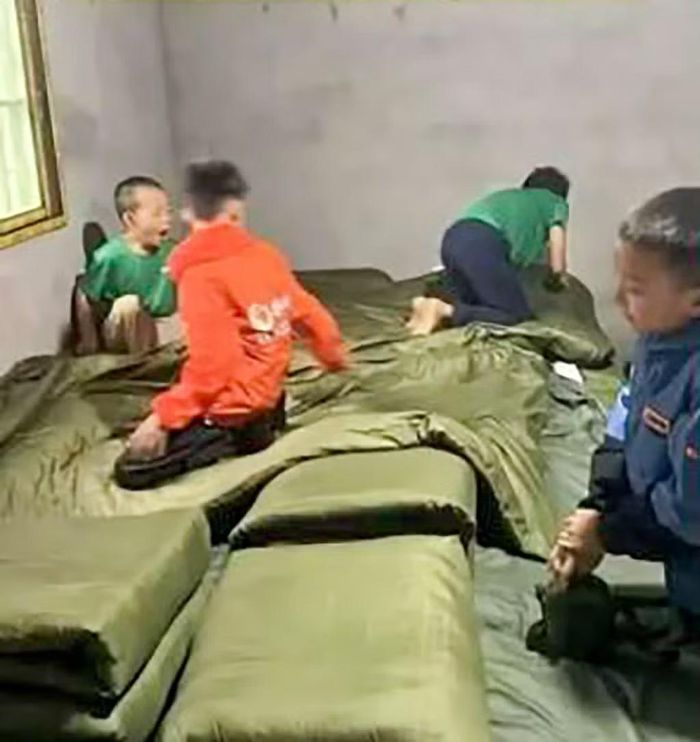 Trẻ tự dọn chỗ ngủ sau một ngày làm việc vất vả. Ảnh: ETToday