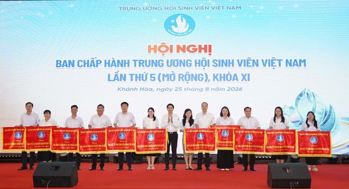 Chị Hồ Hồng Nguyên - Bí thư T.Ư Đoàn, Chủ tịch Hội đồng Đội T.Ư khen thưởng các tập thể có thành tích xuất sắc.