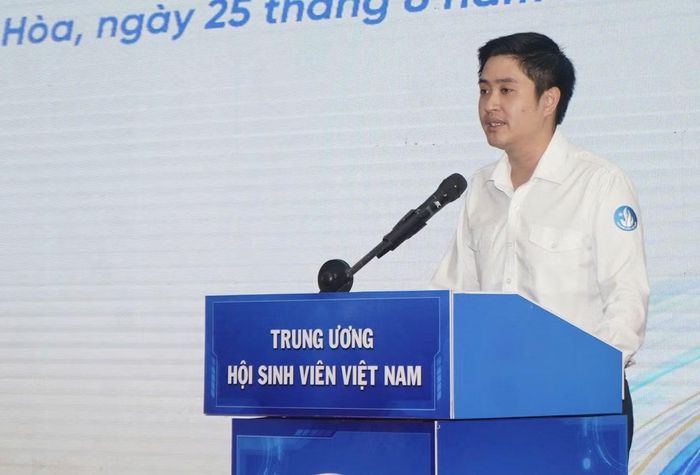 Anh Lâm Tùng - Phó Chủ tịch thường trực T.Ư Hội Sinh viên Việt Nam phát biểu tại Hội nghị.