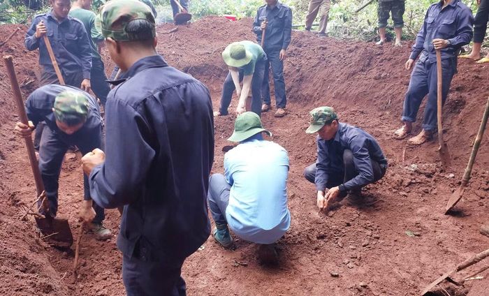 Hơn 30 cán bộ, chiến sĩ tiến hành tìm kiếm các hài cốt liệt sĩ ở khu vực nghĩa địa làng Sung O Boòng Nga.