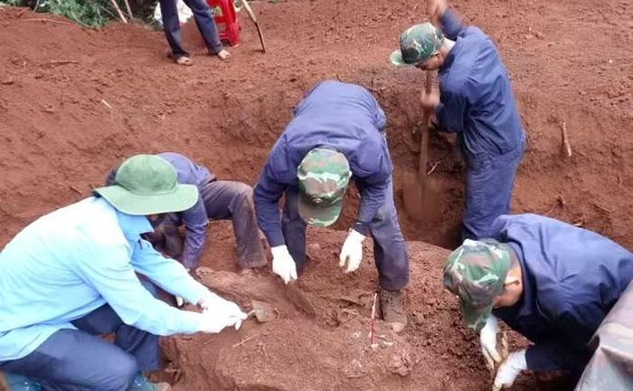 Việc quy tập hài cốt liệt sĩ được Đội K52 làm cẩn trọng, tỉ mỉ từng bước một.
