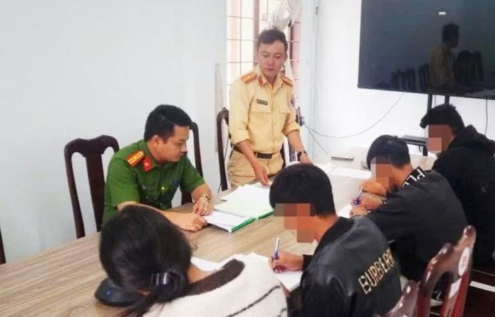 Công an làm việc với nhóm thanh thiếu niên.
