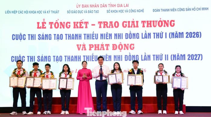 Trao giải cho các nhóm tác giả đạt giải nhất. Ảnh: Trương Định