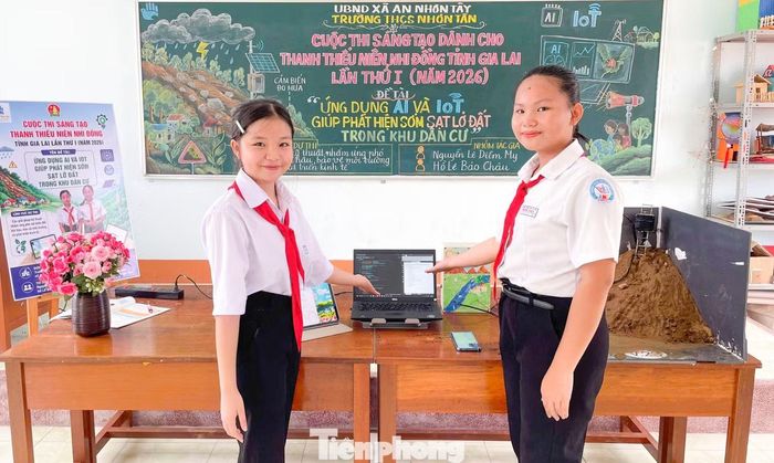 Nhóm tác giả giới thiệu "Ứng dụng AI và IoT giúp phát hiện sớm sạt lở đất trong khu dân cư".