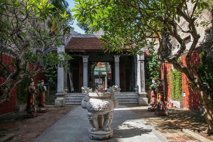 Từng có giai đoạn hàng chục người sinh sống trong đình Kim Ngân (Hà Nội).