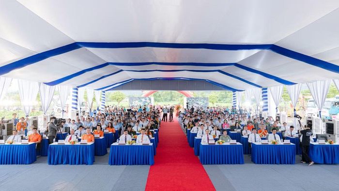 Các đại biểu, các vị khách quý tham dự sự kiện.