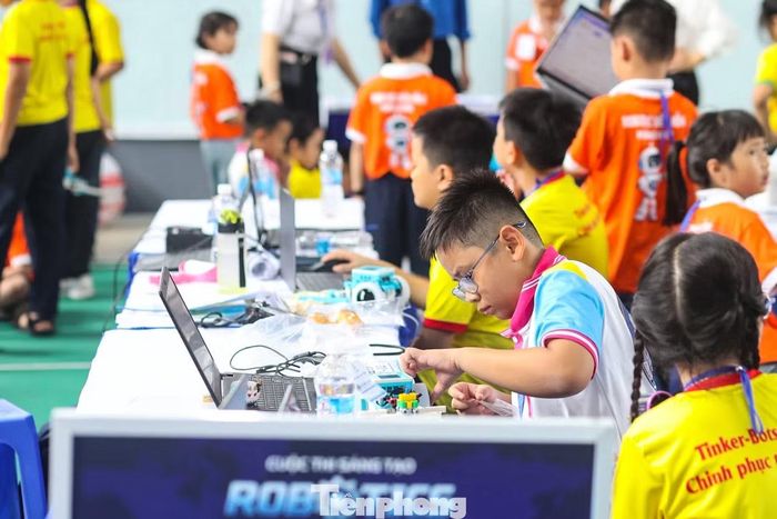 Lần đầu tiên cuộc thi sáng tạo Robotics phường Cẩm Lệ được tổ chức, thu hút hàng trăm thí sinh. Ảnh: Giang Thanh