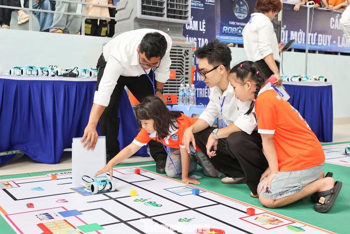 Các phần thi đấu robot đối kháng hấp dẫn.