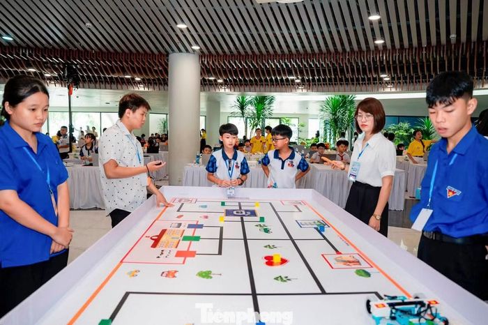 Các đội thi dùng robot tự sáng tạo tranh tài trên sa bàn.