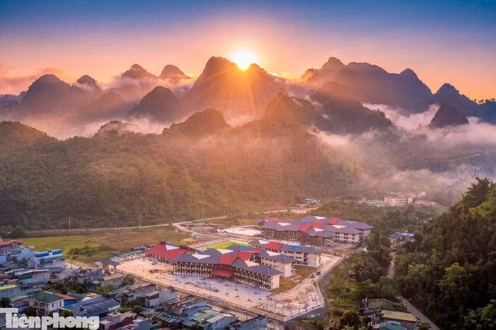 Học sinh tại 4 trường nội trú liên cấp vùng biên Lào Cai được cấp miễn phí sách giáo khoa.