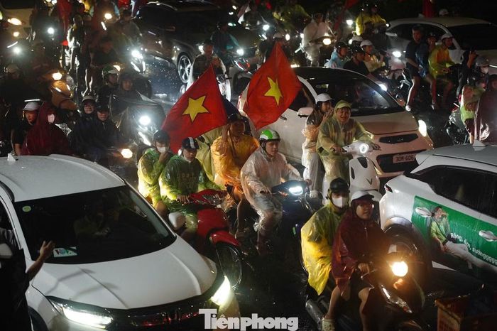 Đông đảo người dân ra đường "đi bão", ăn mừng chiến thắng của đội tuyển Việt Nam trước Thái Lan trong trận lượt đi tại ASEAN Cup 2026. Ảnh: Duy Phạm