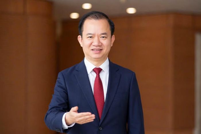 PGS.TS Bùi Hoài Sơn cho rằng lòng yêu nước cần được thể hiện bằng việc chấp hành pháp luật, đặc biệt là các quy định về an toàn giao thông khi "đi bão".