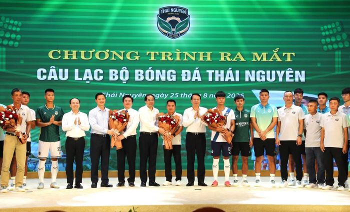 Lãnh đạo tỉnh Thái Nguyên tặng hoa chúc mừng FC Thái Nguyên