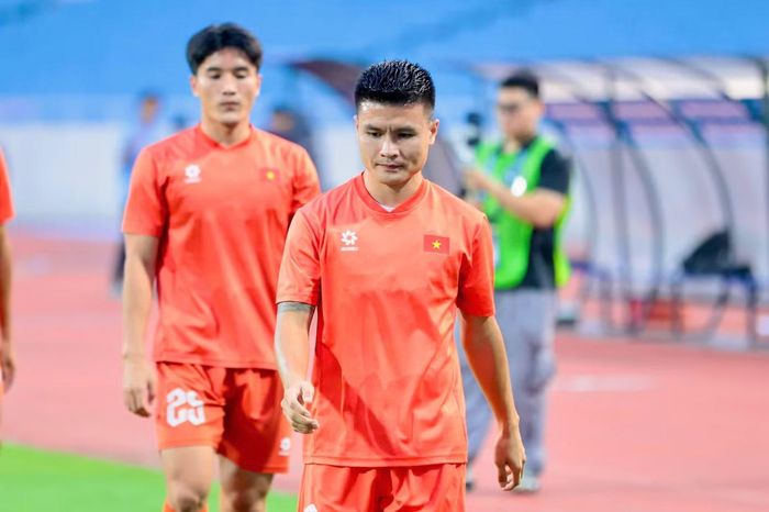 Quang Hải tập trung trong buổi tập. Sau bàn thắng quan trọng ở trận lượt đi, đội trưởng tuyển Việt Nam tiếp tục được chờ đợi ở khả năng điều tiết nhịp độ và xử lý những thời điểm then chốt.