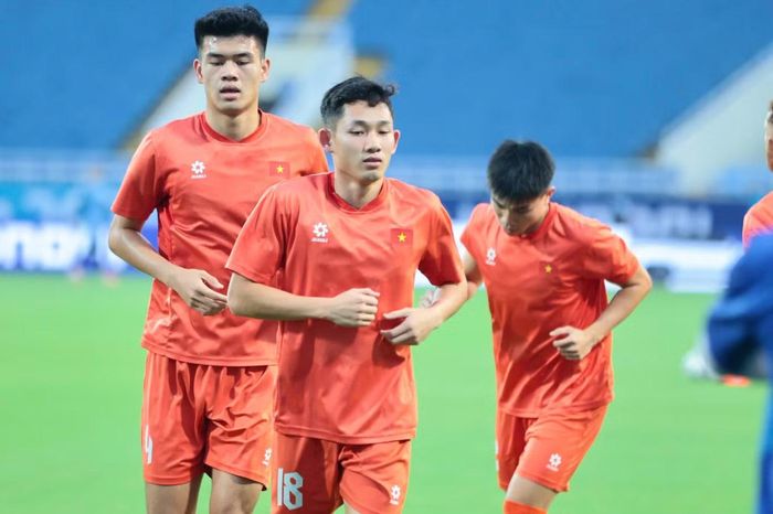 Nguyễn Hai Long (số 18) chạy khởi động cùng Quang Kiệt và Văn Đô. Hai Long chính là người khai thông thế bế tắc trong trận chung kết lượt đi, còn Quang Kiệt cùng Văn Đô là những nguồn năng lượng trẻ trong đội hình.