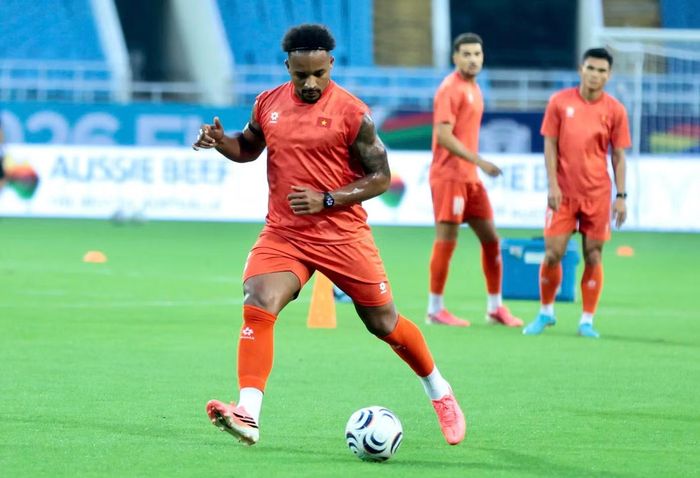Nguyễn Xuân Son đã ghi 5 bàn tại ASEAN Cup 2026, gồm một bàn vào lưới Timor-Leste, một bàn trước Indonesia và ba bàn trong hai lượt bán kết gặp Malaysia. Thành tích này giúp anh cùng Nguyễn Đình Bắc dẫn đầu cuộc đua Vua phá lưới.