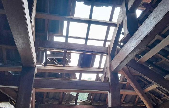 Mưa lớn kèm gió lốc khiến hàng chục ngôi nhà ở Sơn La bị tốc mái.