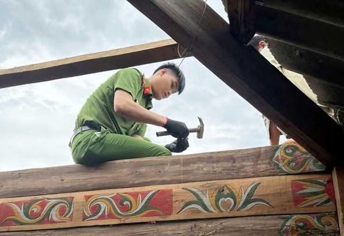 Lực lượng Công an hỗ trợ người dân sửa chữa nhà ở.