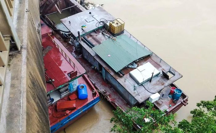 Ngành chức năng đang tìm phương án di chuyển tàu ra khỏi vị trí mắc kẹt.