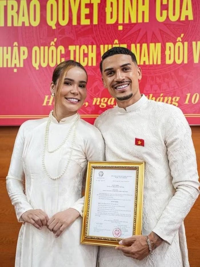 Ngày 17/10/2025, Lais mặc áo dài trắng, cùng Hoàng Hên tham dự lễ trao quyết định nhập quốc tịch Việt Nam tại Sở Tư pháp Hà Nội. Trong dấu mốc đặc biệt, hai người lựa chọn trang phục áo dài truyền thống Việt Nam. Hoàng Hên cài huy hiệu cờ đỏ sao vàng và trang trọng đón nhận quyết định trở thành công dân Việt Nam.