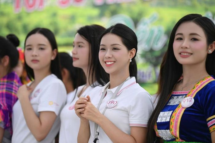 Tại sự kiện, các cô gái đã gửi tới bà con những ca khúc vui tươi, mang năng lượng nhiệt huyết của tuổi trẻ.