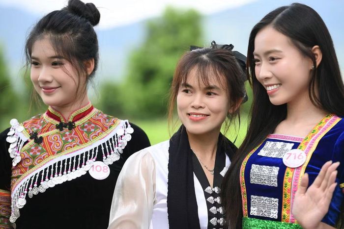 Bà con chụp ảnh kỷ niệm cùng các thí sinh tại buổi giao lưu. Nhiều thí sinh được thử trang phục đặc sắc của đồng bào Lai Châu.