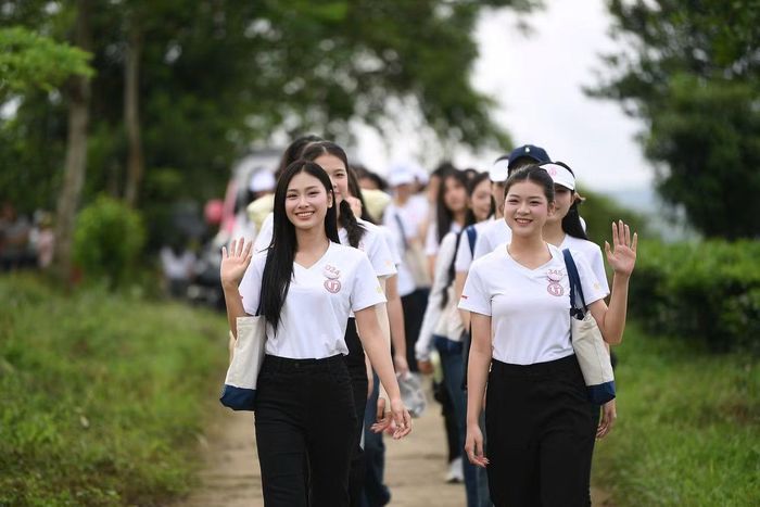 Sau những ngày tìm hiểu văn hóa, khám phá các điểm đến và thực hiện dự án nhân ái dành cho trẻ em vùng cao, sáng 25/8, hành trình của 53 thí sinh Hoa hậu Việt Nam 2026 có thêm hoạt động đặc biệt tại đồi chè Tân Uyên.