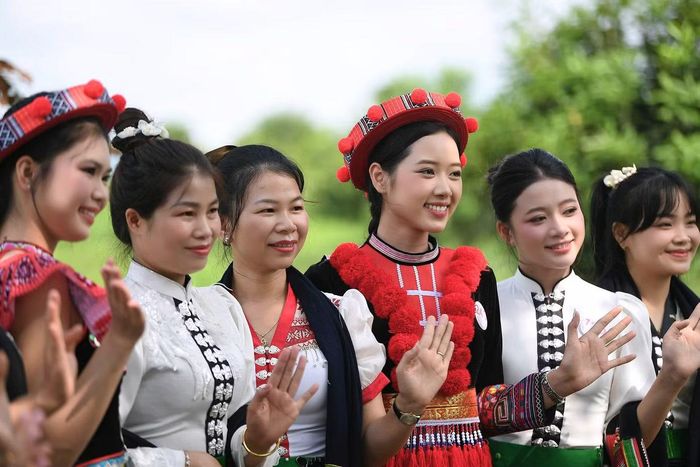 53 thí sinh nhận được sự chào đón nhiệt tình của bà con đồng bào vùng cao Tân Uyên.