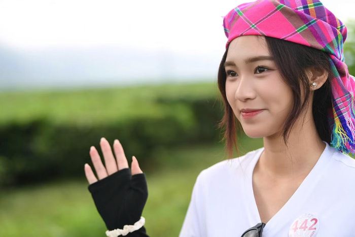Chưa kịp thử trang phục dân tộc, một số thí sinh vẫn đầy hứng khởi chọn cho mình những chiếc khăn và phụ kiện rực rỡ của bà con vùng cao.