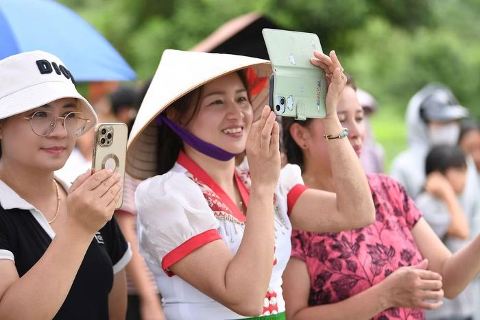 Bà con Tân Uyên chăm chú theo dõi màn thể hiện của các thí sinh trên sân khấu. Những khán giả nồng nhiệt này còn lưu lại khoảnh khắc rạng rỡ của các cô gái.