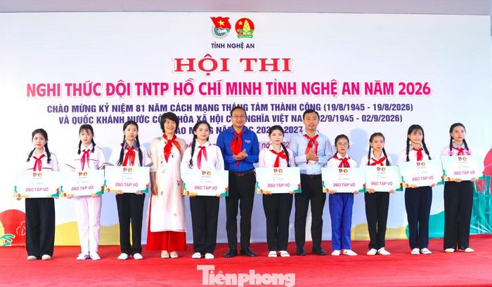 Nhà tài trợ trao biển tượng trưng hỗ trợ cho Ban Tổ chức. Tỉnh Đoàn, Hội đồng Đội tỉnh Nghệ An trao quà cho 9 đội tham gia Hội thi.