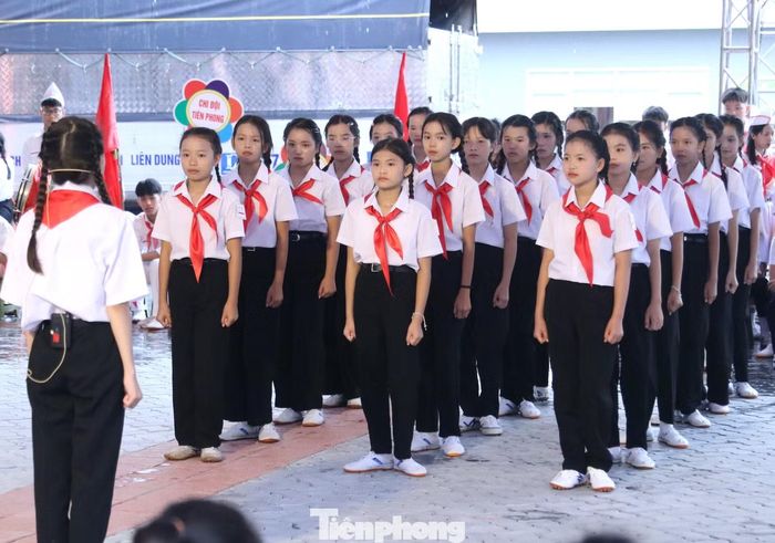 Không chỉ đòi hỏi sự chính xác, phần thi Nghi thức Đội còn thể hiện rõ tinh thần đoàn kết, ý thức tổ chức và khả năng phối hợp của từng thành viên. Một động tác lệch nhịp hay một khẩu lệnh thiếu dứt khoát đều có thể ảnh hưởng đến kết quả chung của cả đội. Vì vậy, mỗi đội viên đều tập trung cao độ, thể hiện sự tự tin và bản lĩnh trong từng nội dung.